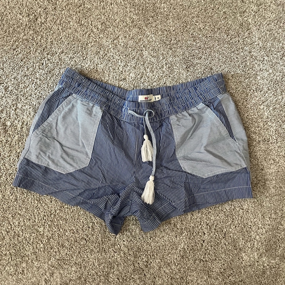 Navy blue striped vineyard vines shorts